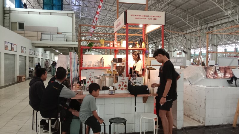 UNIK: Barista Kopi Tjap Abah sibuk meracik kopi pesanan pelanggan di kios kecil berlapis keramik putih di Pasar Bauntung Banjarbaru.