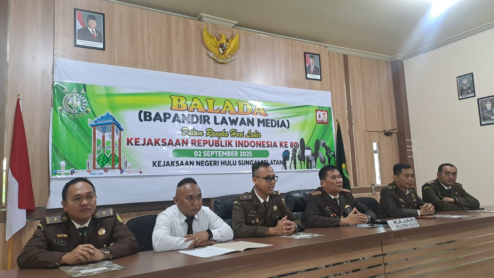 TETAPKAN TERSANGKA : Kejari HSS Rustandi Gustawirya saat Balada dalam rangka hari lahir Kejaksaan Republik Indonesia ke-80 di Aula Kejari setempat. Foto Salahudin/Radar Banjarmasin