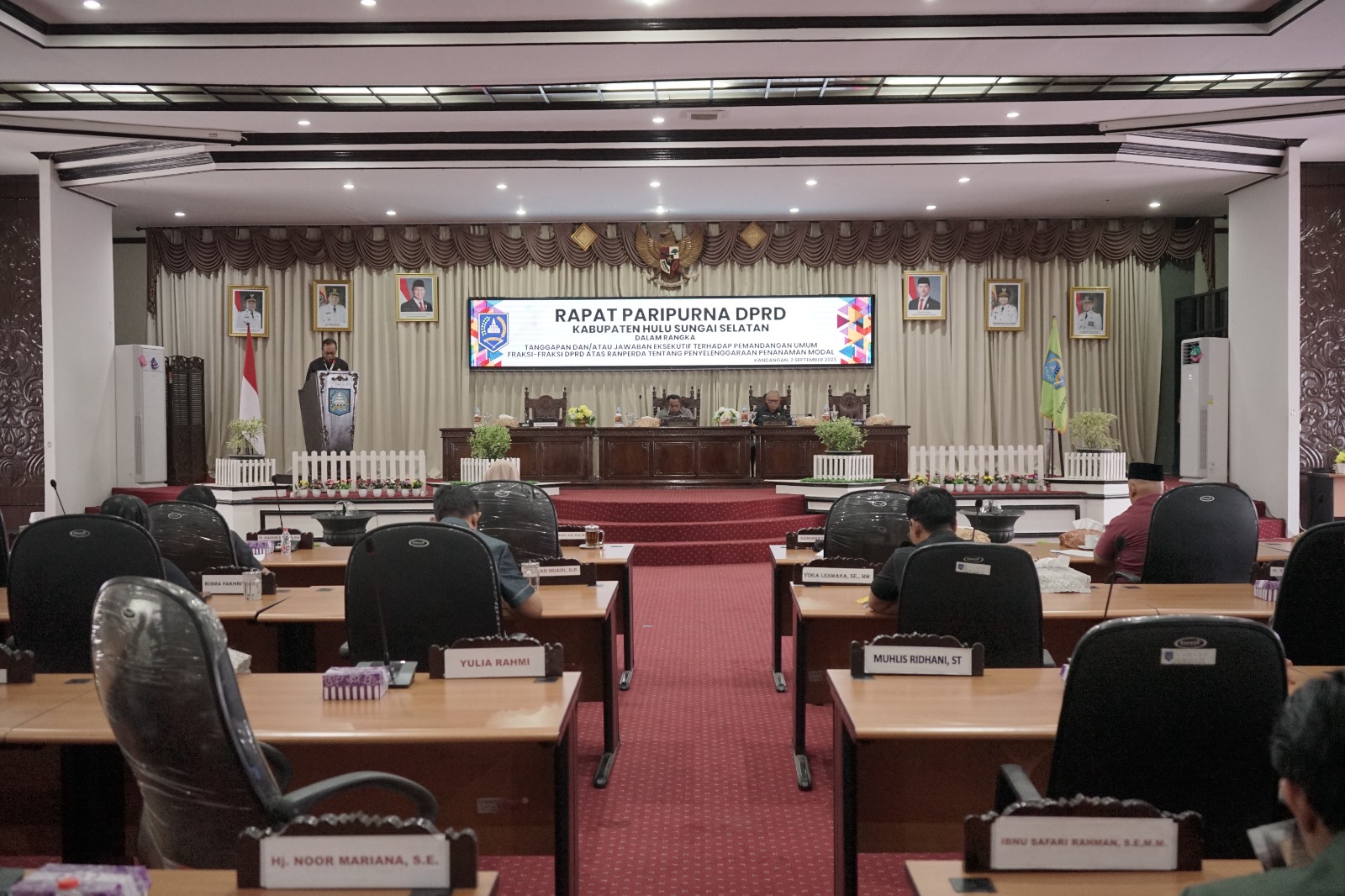 PARIPURNA:Wakil Ketua I dan Wakil Ketua II DPRD HSS, Husnan dan Muhammad Kusasi memimpin Rapat Paripurna jawaban eksekutif terhadap pandangan umum fraksi atas Raperda tentang penyelenggaraan penanaman