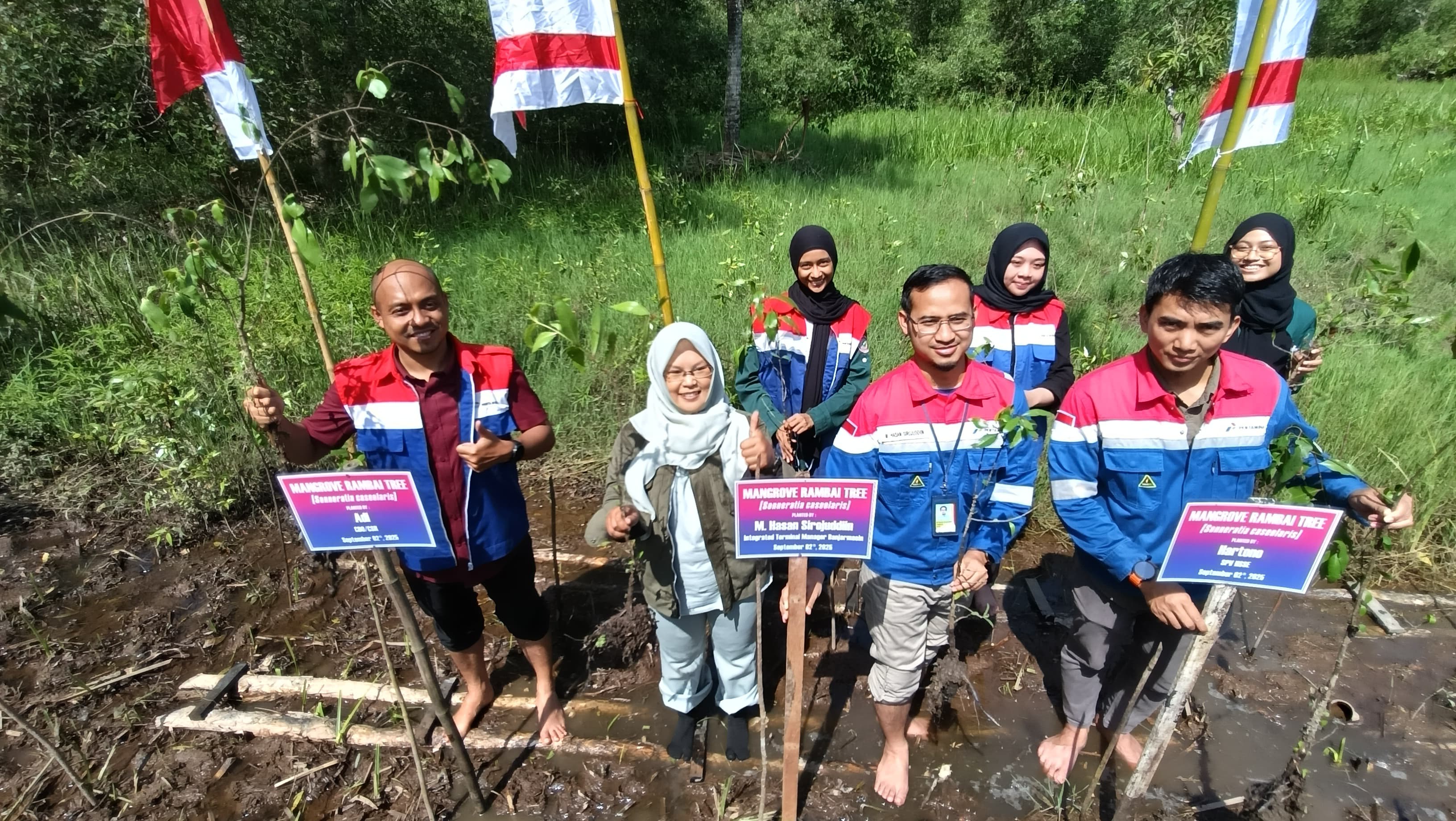 TANAM:Penanaman Simbolis Pohon Rambai bersama IT Pertamina Banjarmasin.
