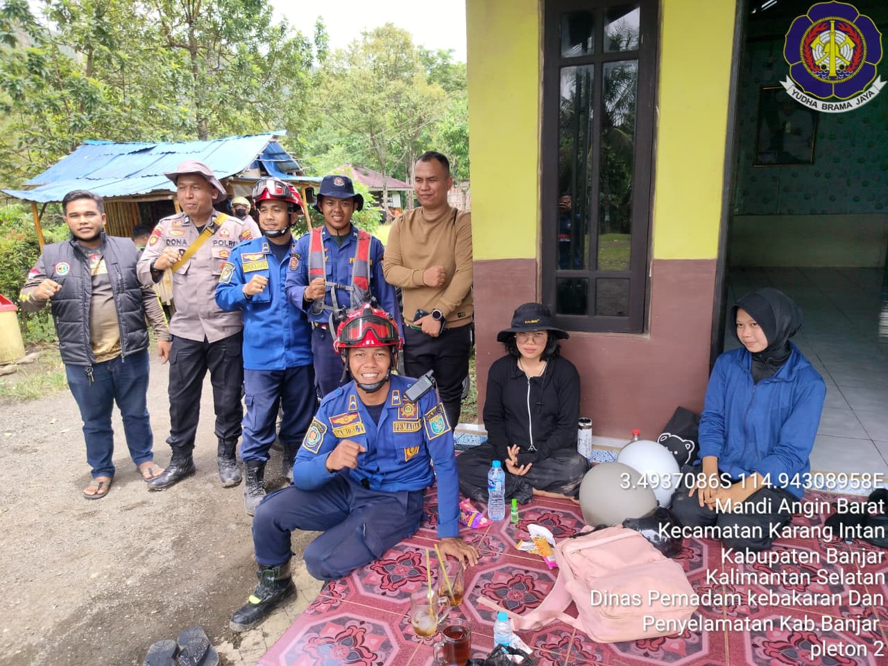 BERISTIRAHAT: Tim Gabungan DPKP Banjar dan Polres Banjar usai mengevakuasi Nor Anissa yang kelelahan dan asmanya kambuh di Bukit Manjai, Kecamatan Karang Intan, Minggu (31/8/2025).