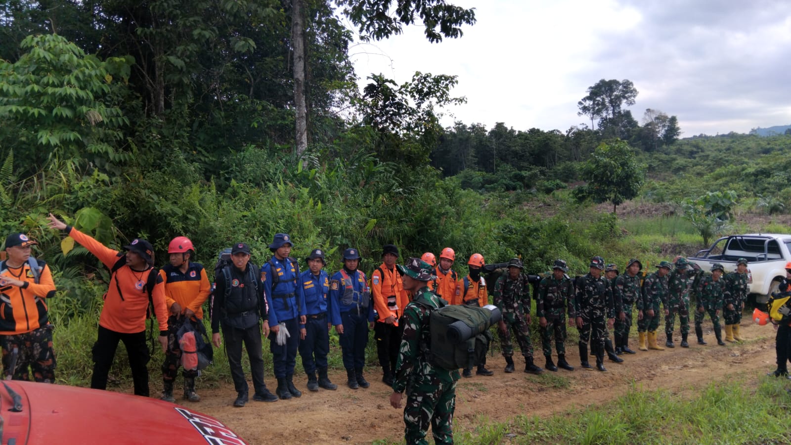 BERGABUNG: Personel DPKP Banjar bergabung dengan tim SAR gabungan untuk pencarian helikopter BK117-D3 di wilayah Mantewe, Tanah Bumbu, Selasa (2/9).