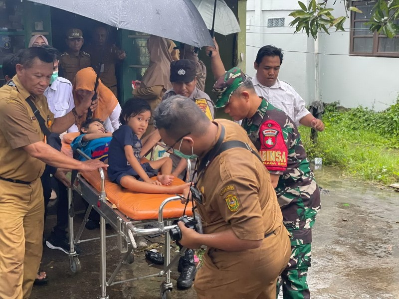 LUMPUH: Wali Kota Banjarmasin, Muhammad Yamin saat menyambangi rumah Muhammad Ridho Setiawan (15) dan Abhizar Raka Fadilah (8) di kawasan Telaga Biru. Keduanya menderita lumpuh layu akibat gizi buruk.