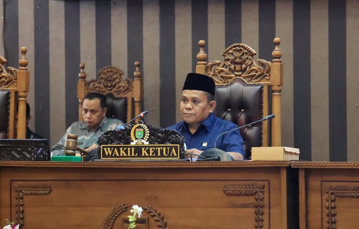 PIMPINAN: Wakil Ketua DPRD Tanah Bumbu, Hasanuddin, saat memimpin rapat paripurna di Gedung DPRD Tanah Bumbu. (Foto: Hasanuddin untuk Radar Banjarmasin)
