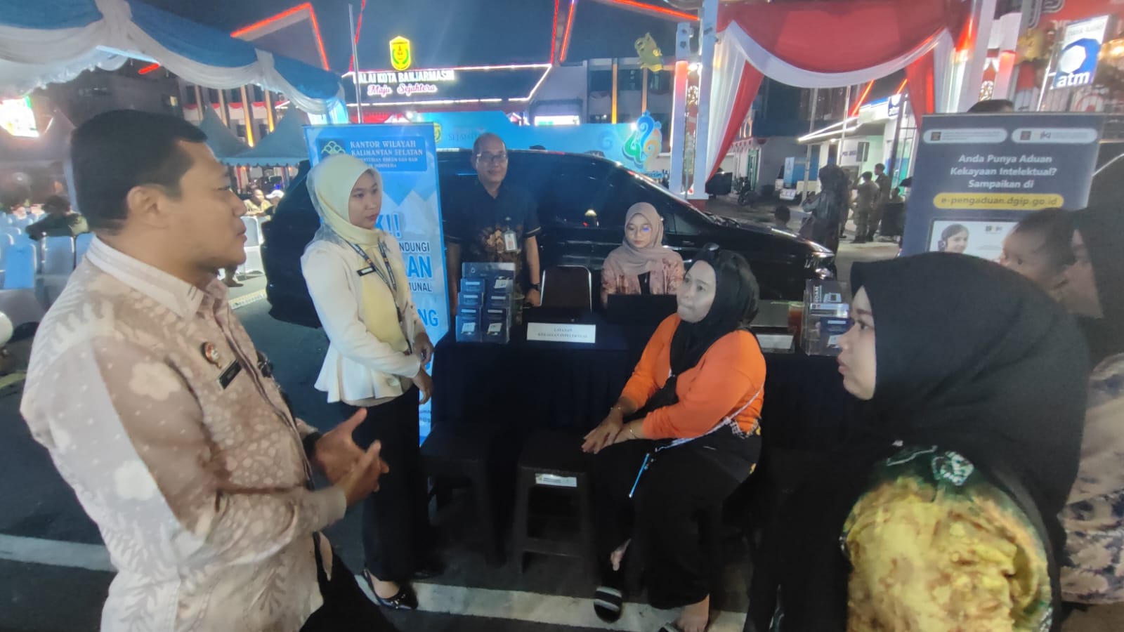 SINERGITAS:Kepala Kanwil Kemenkum Kalsel, Alex Cosmas Pinem dan jajaran hadir di Bakul Fest 2025, Selasa (2/9/2025) malam.