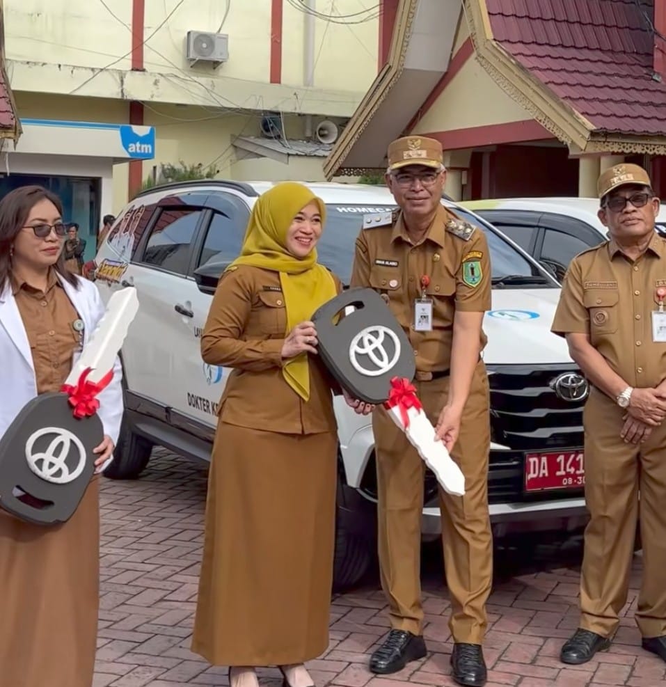 MOMEN:Wabup Kabupaten HSU, Hero Setiawan didampingi Bupati Kabupaten HSU, H Sahrujani, menyerahkan unit mobil pelayanan untuk peningkatan pelayanan kesehatan dan publik RSUD Pambalah Batung Amuntai.