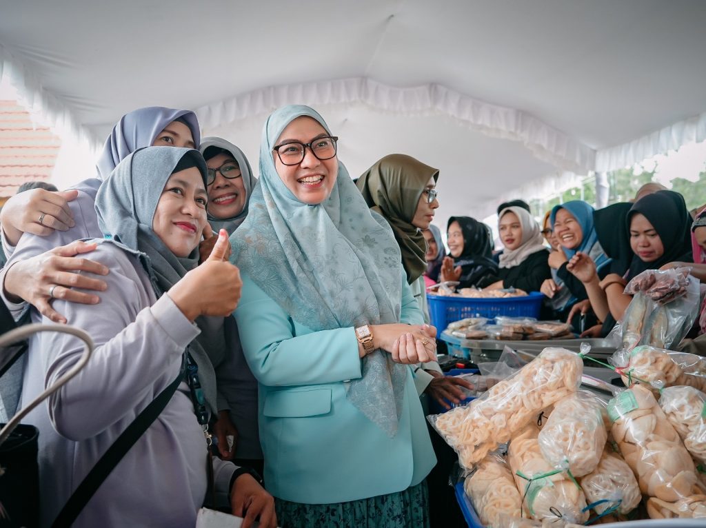 AKRAB:Wali Kota Banjarbaru, Erna Lisa Halaby foto bersama warga yang memenuhi stand pangan murah di Kecamatan Cempaka.
