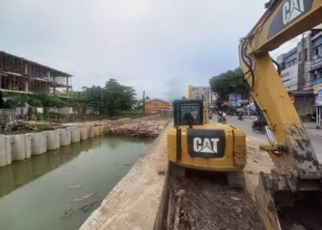PENGERJAAN: Pekerja tengah melakukan pengerjaan proyek NUFReP tahap I di kawasan Sungai Veteran Kelenteng hingga Simpang Ulin.
