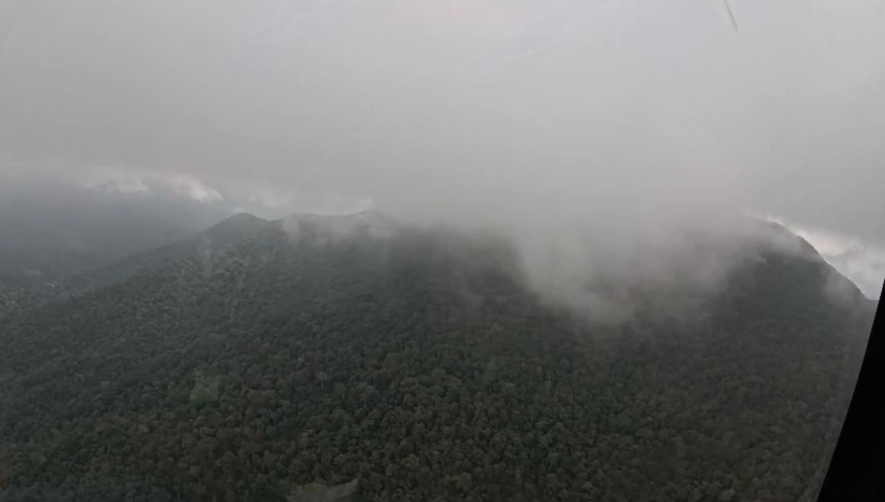 KABUT: Kabut tebal menyelimuti Pegunungan Meratus di sekitar Air Terjun Mandin Damar. Kondisi ini menjadi tantangan bagi tim SAR yang melakukan pencarian helikopter hilang.
