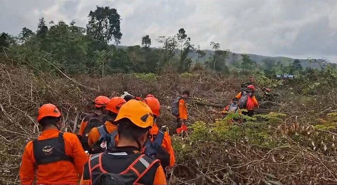 PENCARIAN: Tim SAR Gabungan dalam proses pencarian helikopter yang hilang di Mantewe Tanah Bumbu.