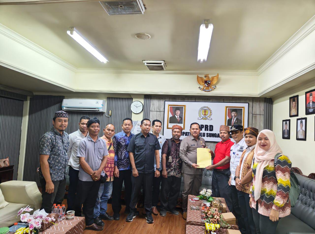 SAMBUT USULAN: Organisasi masyarakat adat menemui Ketua DPRD HST Pahrijani di ruang kerjanya pada Rabu (3/9/2025), untuk mengusulkan Raperda tentang Perlindungan Masyarakat Adat.