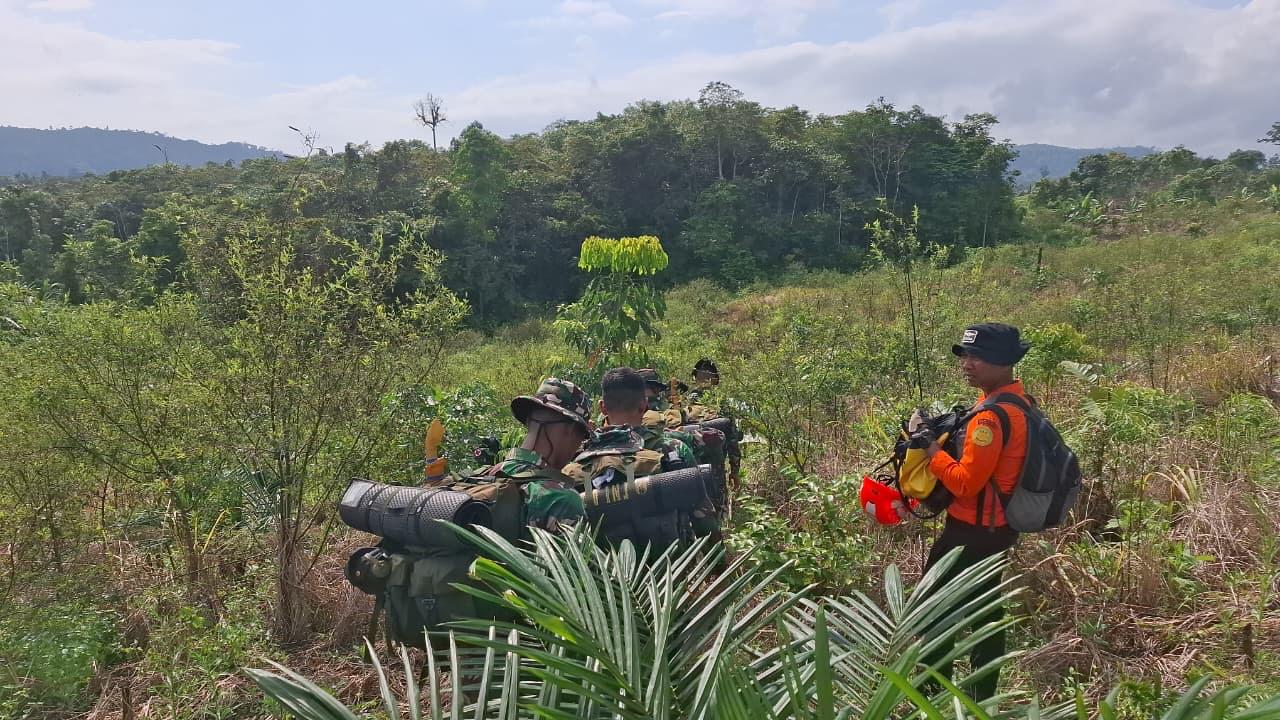 PENYISIRAN: Tim darat yang dikirim Basarnas saat melakukan pencarian helikopter tipe BK117-D3 yang hilang kontak sejak Senin (1/9/2025).