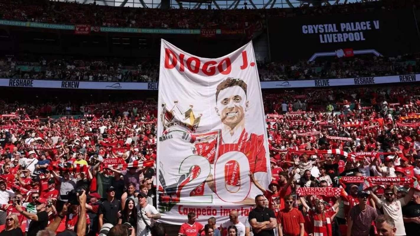 PENGHORMATAN: Banner penghormatan untuk Diogo Jota dari suporter Liverpool.