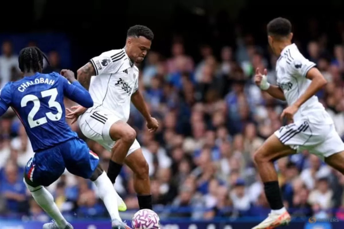 PELANGGARAN: Proses pelanggaran Rodrigo Muniz terhadap Trevoh Chalobah yang menyebabkan dianulirnya gol Josh King.