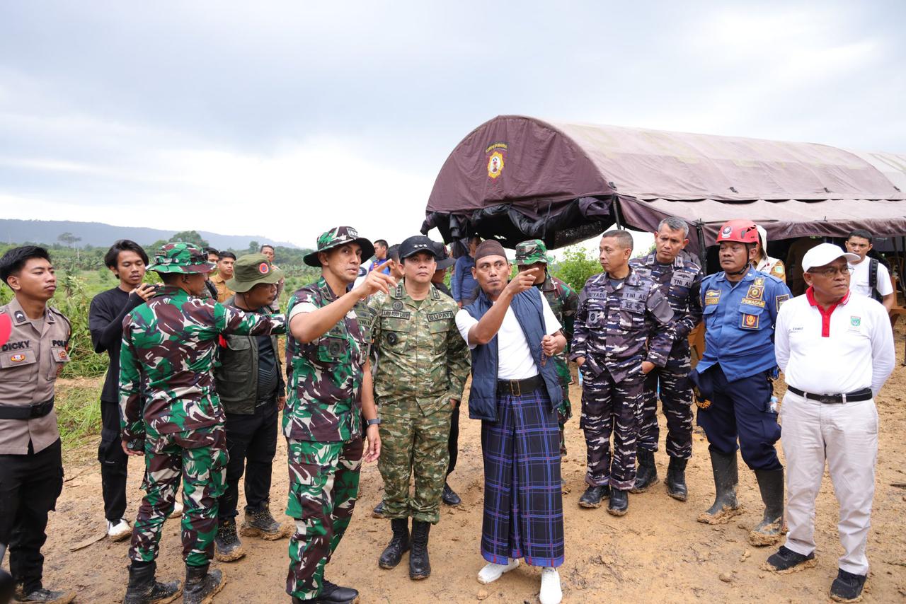 PENCARIAN: Bupati Tanah Bumbu Andi Rudi Latif meninjau langsung proses pencarian helikopter jatuh di kawasan Desa Emil Baru, Kecamatan Mantewe. (Foto: Husein untuk Radar Banjarmasin)