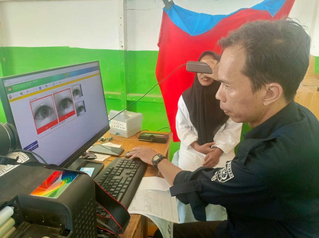 PEREKAMAN: Petugas Disdukcapil Banjar melakukan perekaman data e-KTP santri salah satu pondok di Kabupaten Banjar.