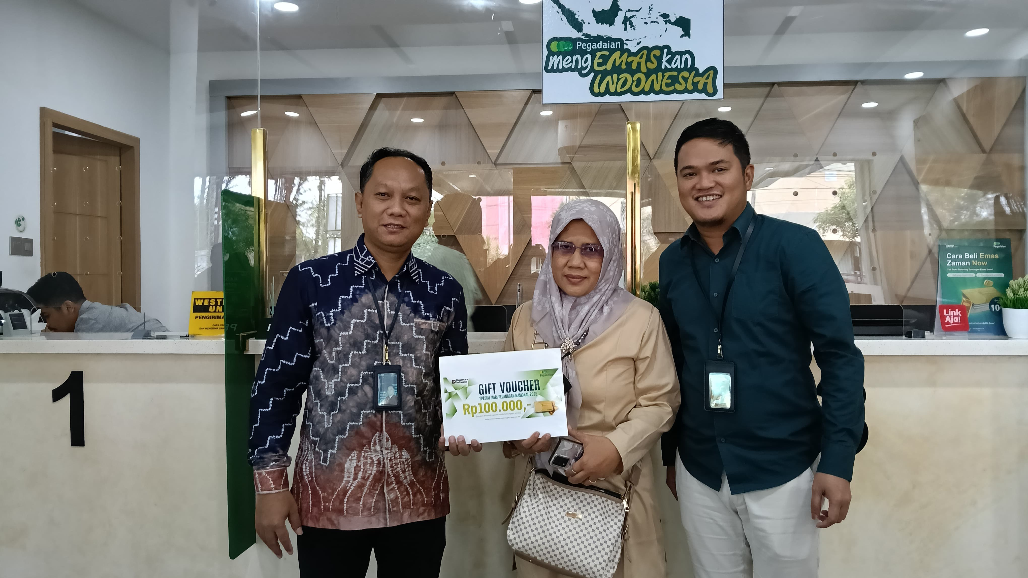 APRESIASI:Pegadaian berikan voucher tabungan emas kepada nasabah di Hari Pelanggan Nasional 2025.