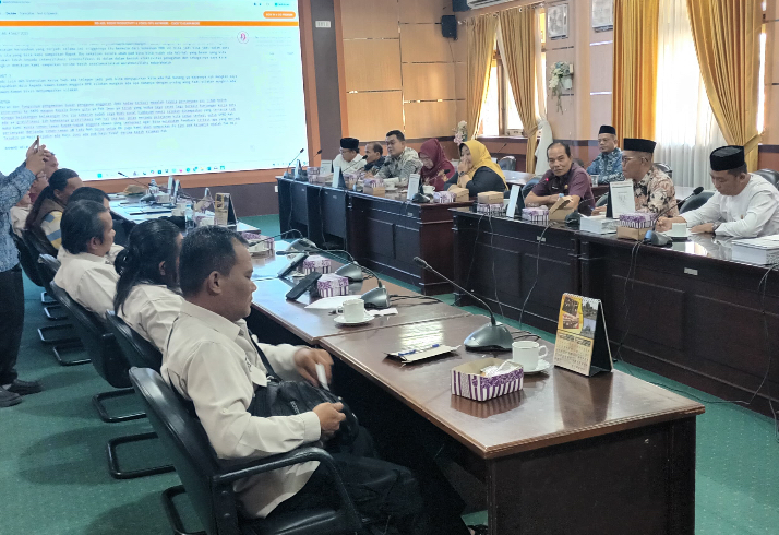Pimpinan dan anggota DPRD Tabalong bersama Forkod LSM Tabalong saat membahas masalah wakil rakyat yang nakal.