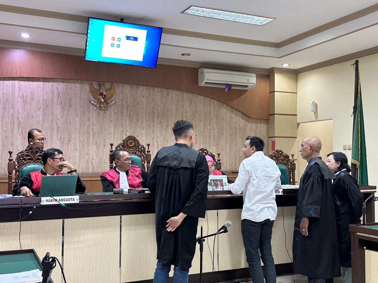 PEMERIKSAAN TERDAKWA: Terdakwa dugaan penyelewengan dana penyertaan modal Pemkab Balangan, M Reza Arpiansyah mengaku menyesal di hadapan Majelis Hakim PN Tipikor Banjarmasin, Kamis (4/9) siang.