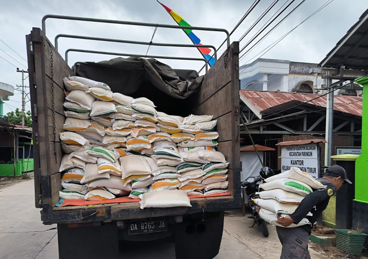 DIPASTIKAN AMAN : Petugas dari DKP3 mengangkut cadangan pangan. CPP di Balangan mencapai 107 ton per Agustus 2025.