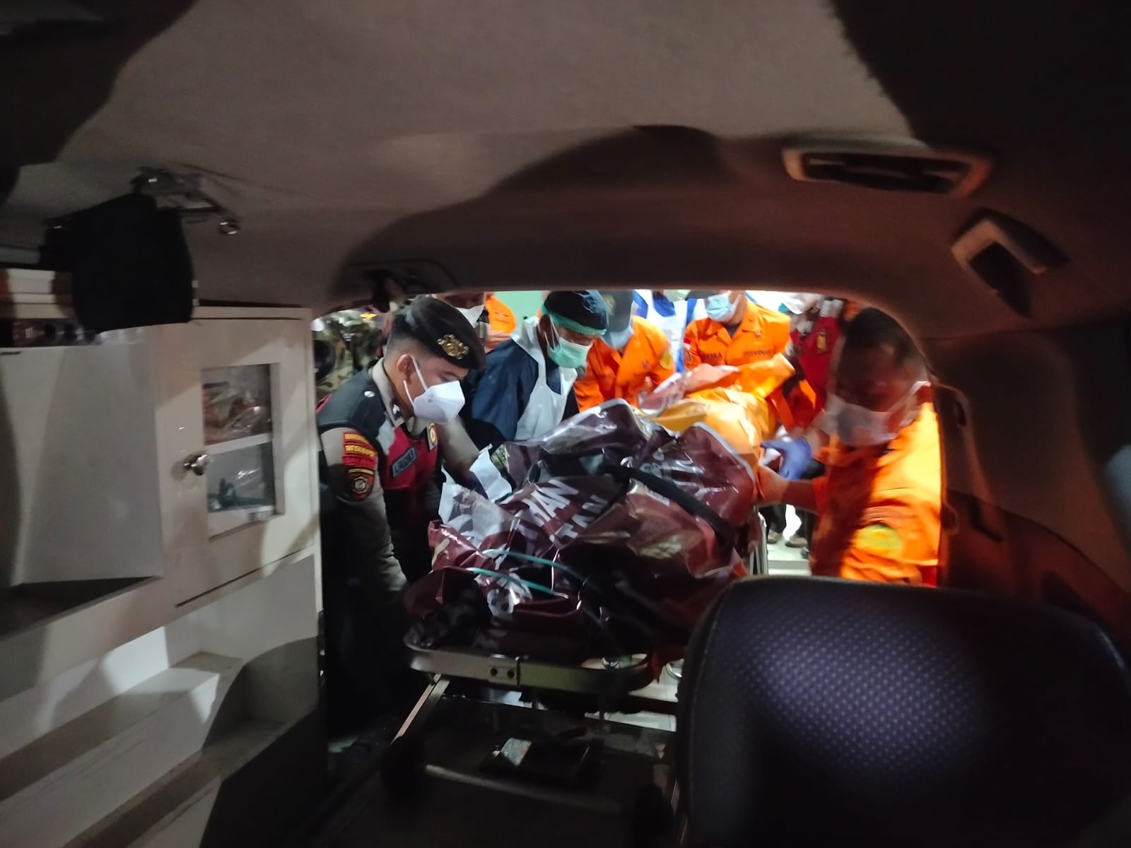 DIANTAR AMBULAN:Delapan jenazah kecelakaan helikopter PT Eastindo Ai satu persatu diturunkan dari Ambulans untuk segera didentifikasi di RS Bhayangkara, Banjarmasin, Jumat (5/9/2025).