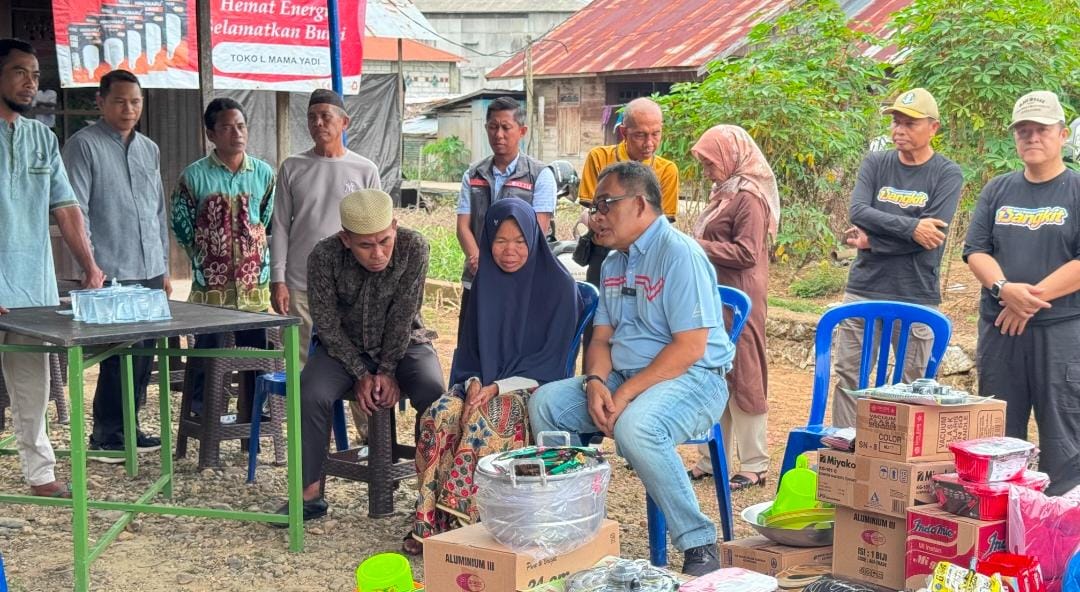 MOMEN:Bupati HSU, H Sahrujani menyerahkan bantuan kebakaran di Desa Harus, Kecamatan Amuntai, Jumat (5/9/2025).