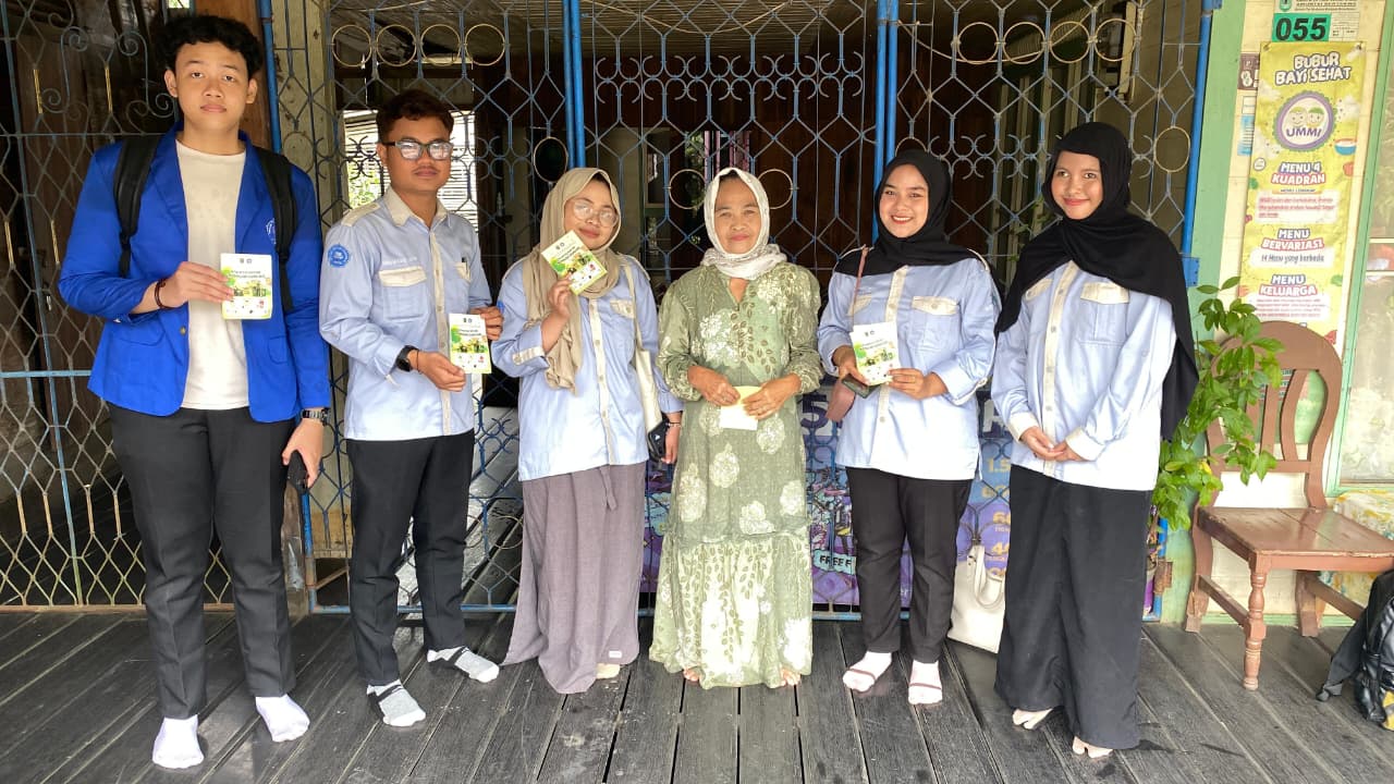 DUKUNGAN: Mahasiswa STIA Amuntai saat membagikan stiker terkait memilah sampah sederhana rumah tangga ke masyarakat untuk mengurangi persoalan sampah di HSU.