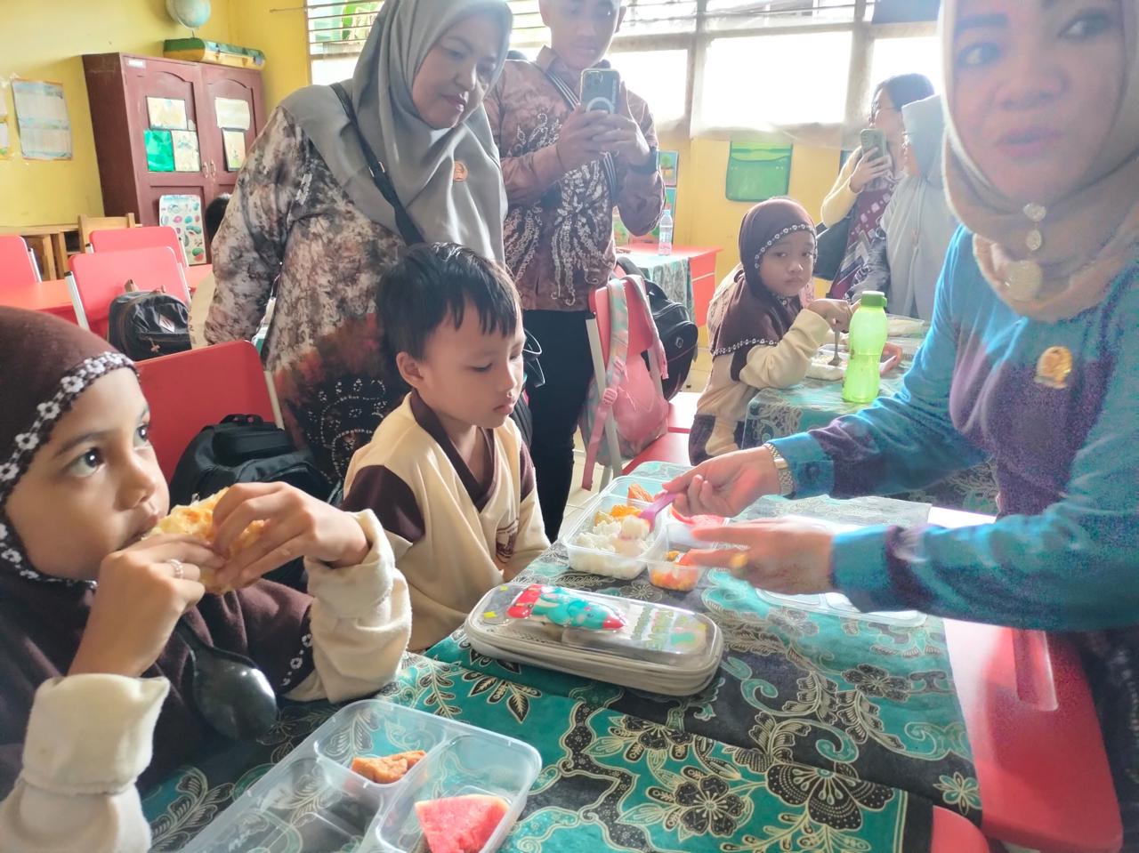 RESPONSIF: Isu ompreng Makanan Bergizi Gratis (MBG) mengandung minyak babi direspon Ketua Komisi IV DPRD Kota Banjarmasin, Neli Listriani.