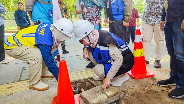 MENGECEK: Wali Kota Banjarbaru (kanan) didampingi Kepala PUPR Kota Banjarbaru (kiri) memeriksa kabel bawah tanah