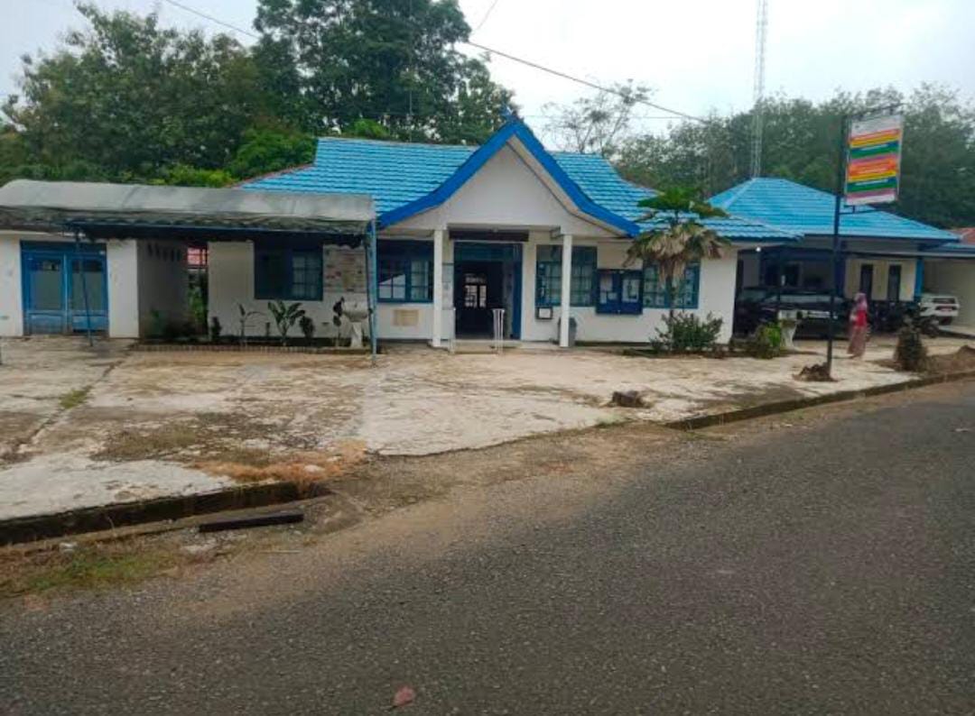 RELOKASI: Bangunan lama Puskesmas Tebing Tinggi di Desa Simpang Nadung ini akan direlokasi ke Desa Gunung Batu RT 3.