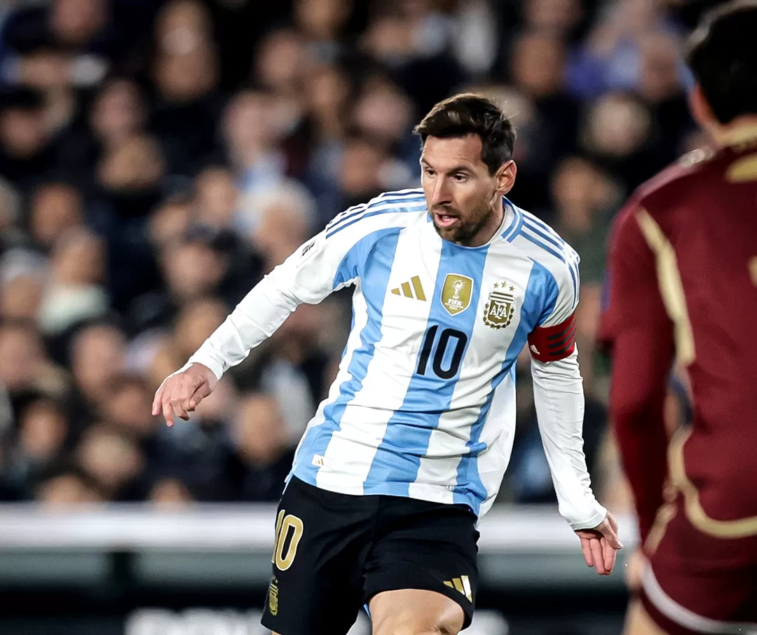 TERAKHIR: Lionel Messi dalam laga Argentina vs Venezuela, Jumat (5/9). Dia berhasil mencetak dua gol pada laga terakhirnya bersama timnas.