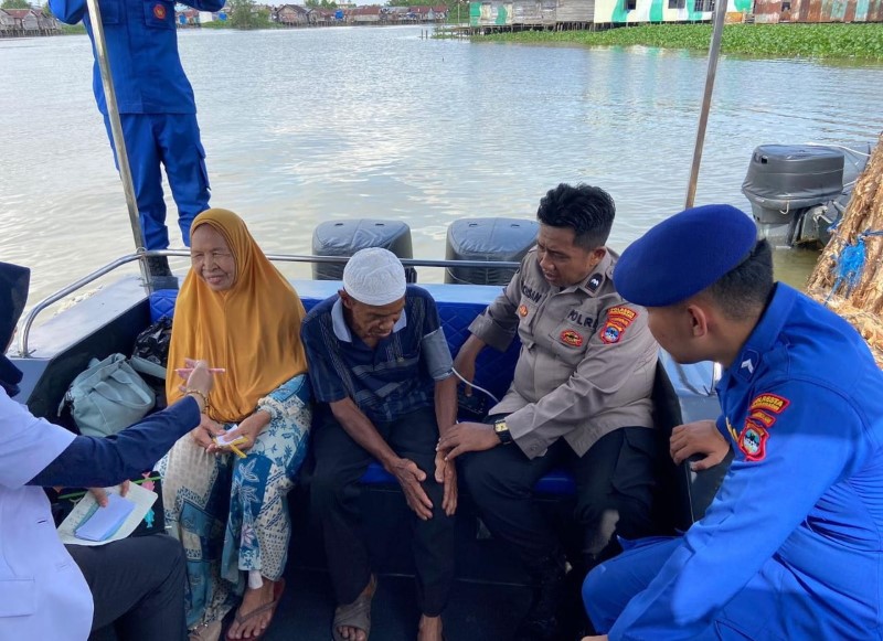 GRATIS: Polairud Polresta Banjarmasin dan Klinik Dokes Polresta Banjarmasin memberikan layanan kesehatan gratis untuk masyarakat Basirih.