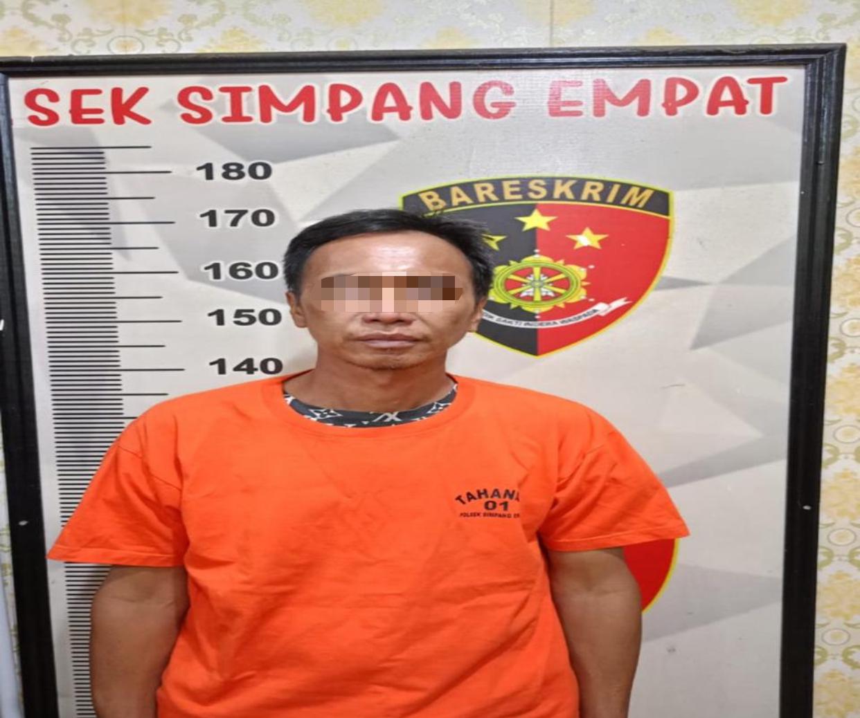 DIRINGKUS: MF (46) diringkus Unit Reskrim Polsek Simpang Empat karena diduga menggelapkan uang perusahaan senilai Rp2,4 miliar. (Foto: Polsek Simpang Empat untuk Radar Banjarmasin)