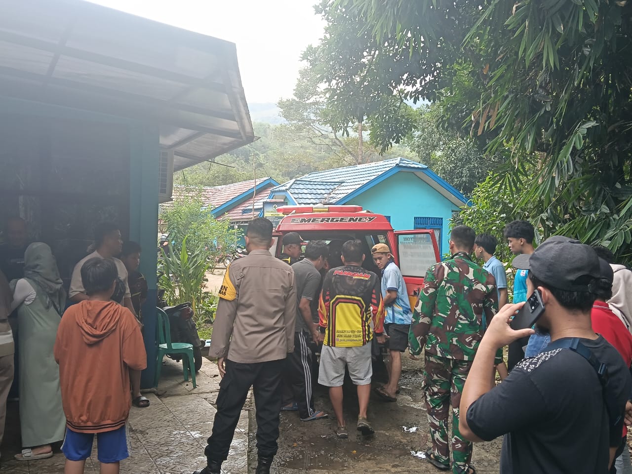 EVAKUASI: Remaja yang tenggelam di Air Terjun Riam Hanai, Kecamatan Loskado saat dievakuasi.
