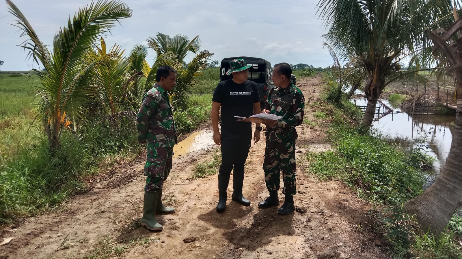 MENINJAU: Dandim HST Letkol Inf Ardiansyah Okta Putra Siregar meninjau pengerjaan cetak sawah rakyat.