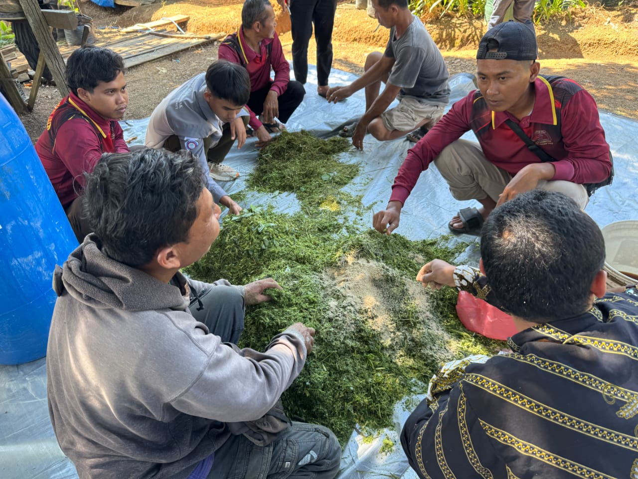 SERIUS : Anggota Asosiasi Peternak Kambing (Asperkam) Tanah Laut (Tala) saat berdiskusi terkait pengolahaan pengawetan pakan ternak. (Foto : Bunga untuk Radar Banjarmasin)