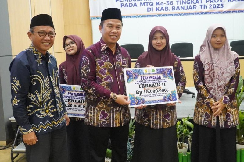 BONUS JUARA: Kafilah MTQ asal Banjarmasin menerima bonus dari Pemko, Sabtu (6/9). Bonus tertinggi mencapai Rp20 juta per orang, sebagai apresiasi atas perjuangan mereka di ajang MTQ Kalsel ke-36.