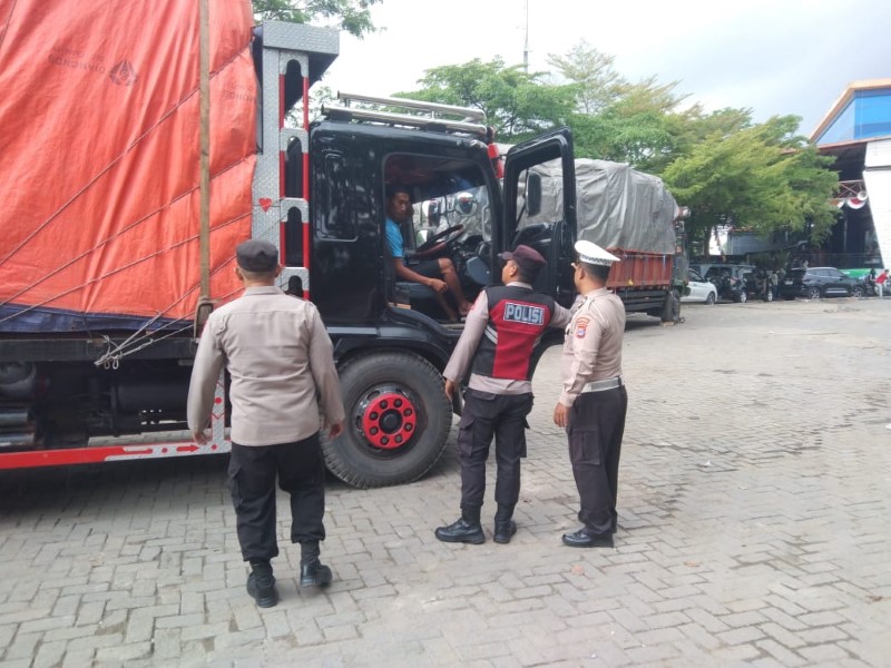 PATROLI: Personel Polsek KPL Banjarmasin memeriksa kendaraan angkutan barang di terminal roro Pelabuhan Trisakti.