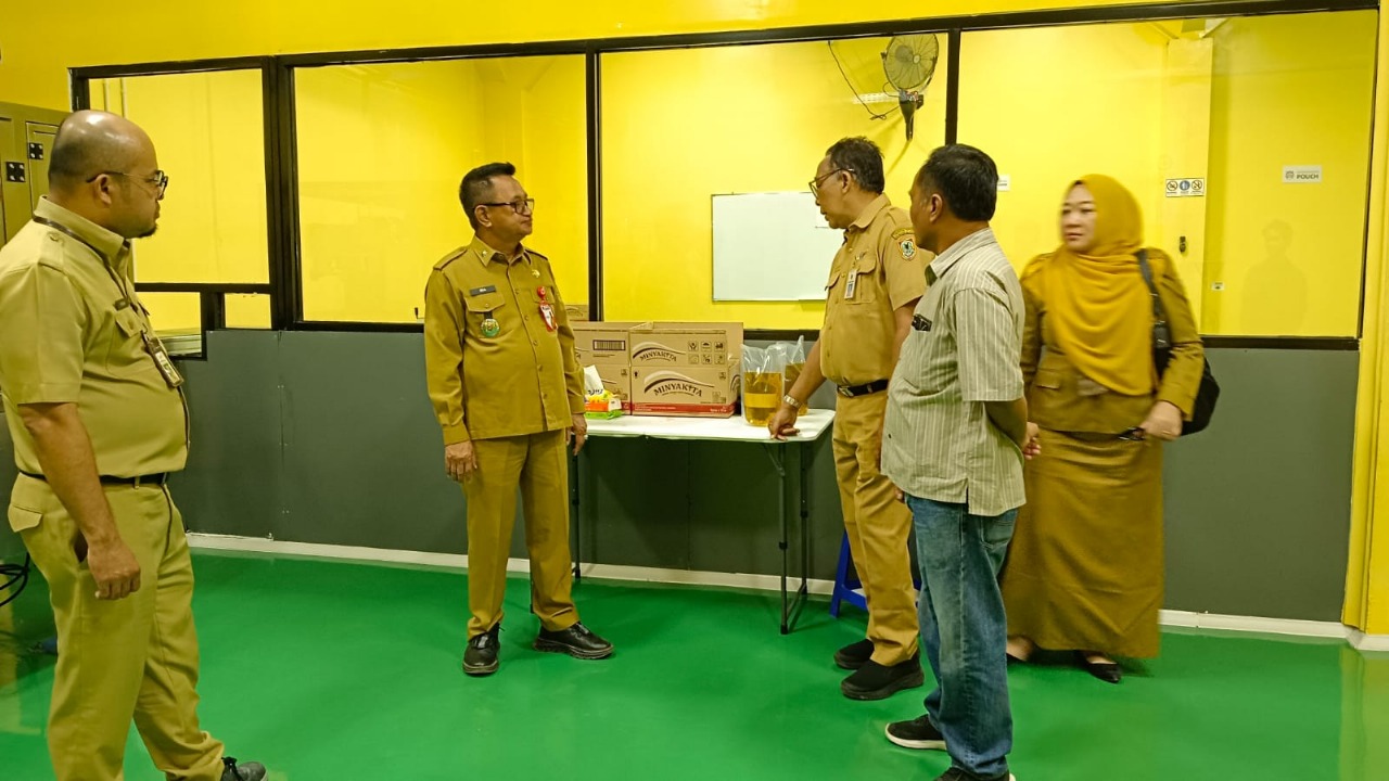 TEMPAT PENGEMASAN: Dinas Perdagangan Kalsel saat melakukan monitoring tempat packing Minyakita.