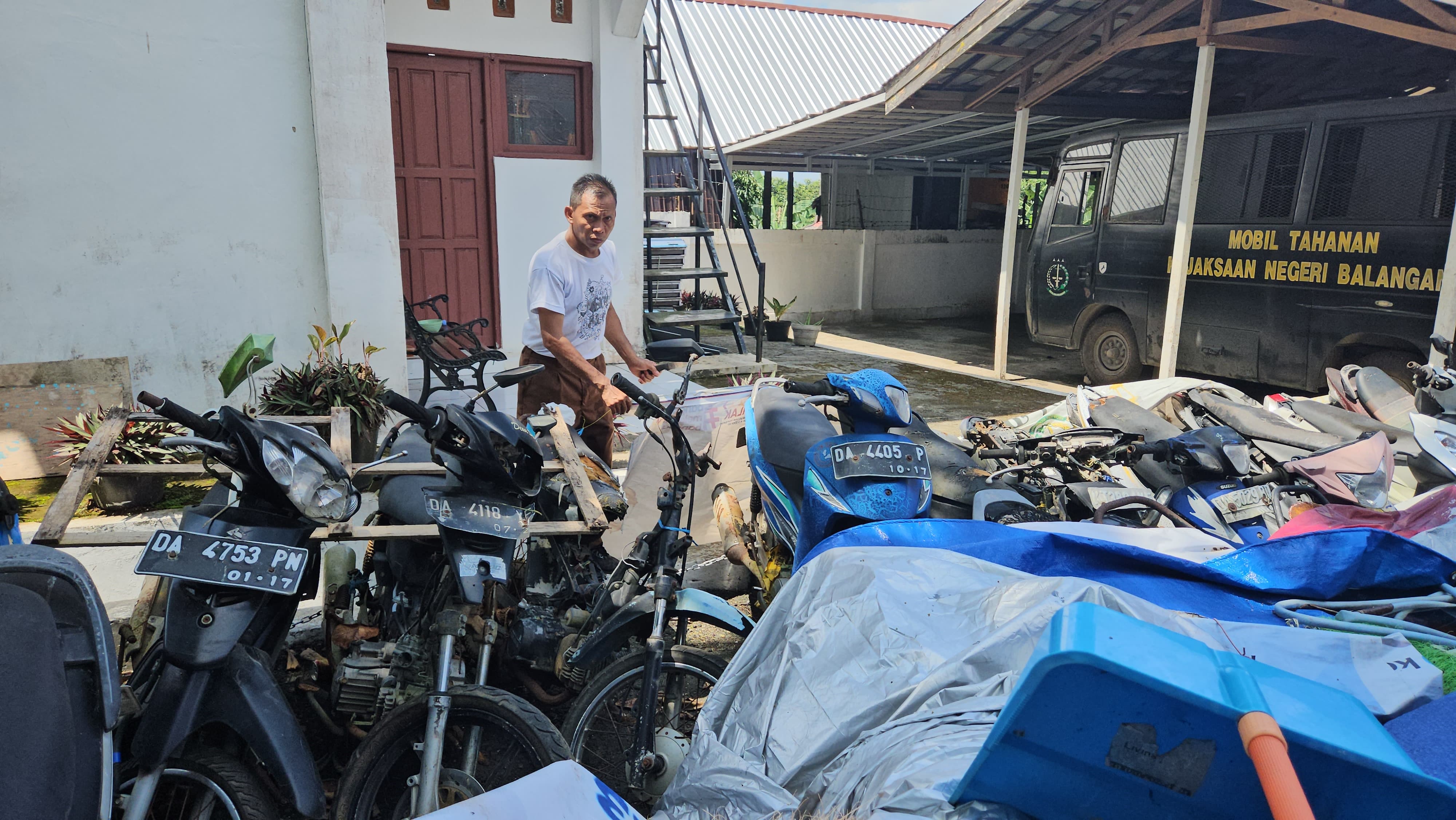 BARBUK: Kejari Balangan memperlihatkan barang bukti sepeda motor hasil tilang yang akan dilelang.