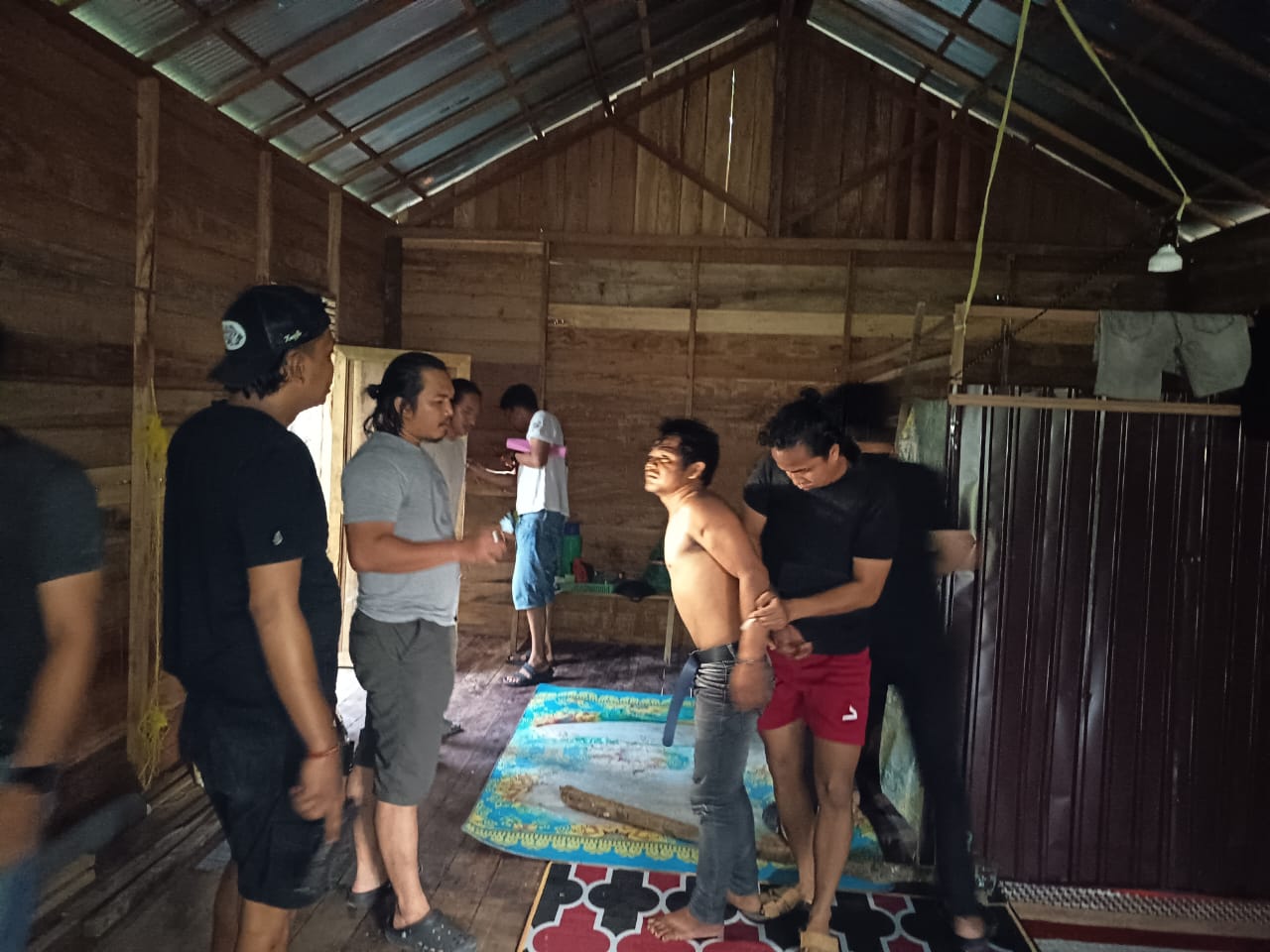 DIRINGKUS: Satreskrim Polres Balangan bersama Polsek Paringin melakukan penangkapan terhadap tersangka pencurian laptop berinisial MI (32) di Desa Tampang, Balangan.