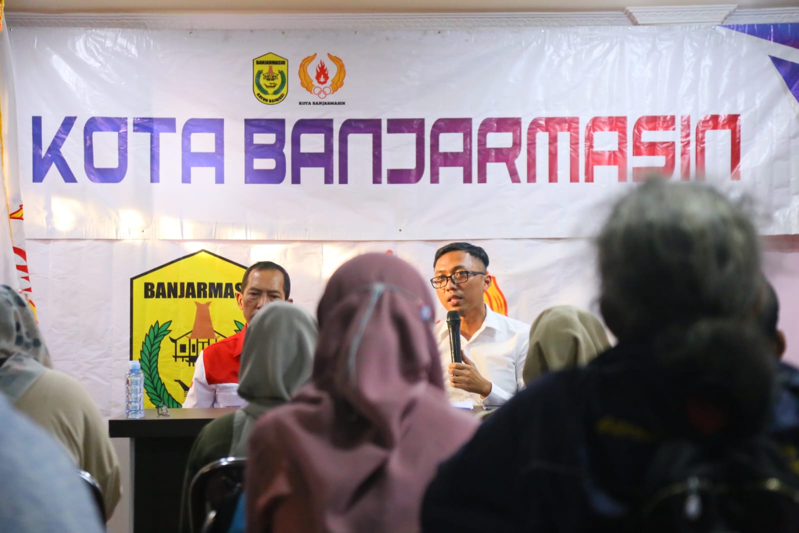 Sekretaris Umum KONI Banjarmasin, Arief Rahman Hakim saat mendampingi Ketua KONI Banjarmasin, H Hermansyah. (M Idris Jian Sidik)