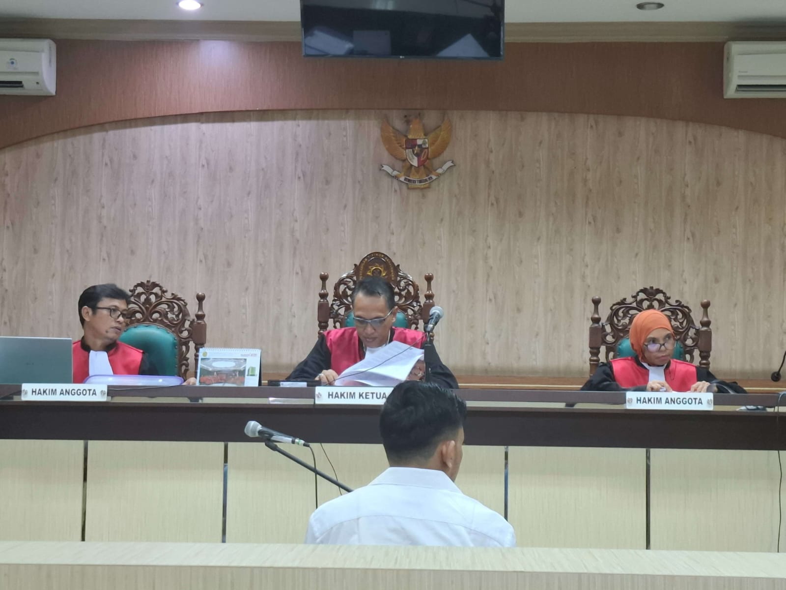 SIDANG: Terdakwa kasus korupsi PT ADCL pada sidang lanjutan perkara dugaan korupsi penyertaan modal di Pengadilan Tipikor Banjarmasin, Kamis (4/9/2025).