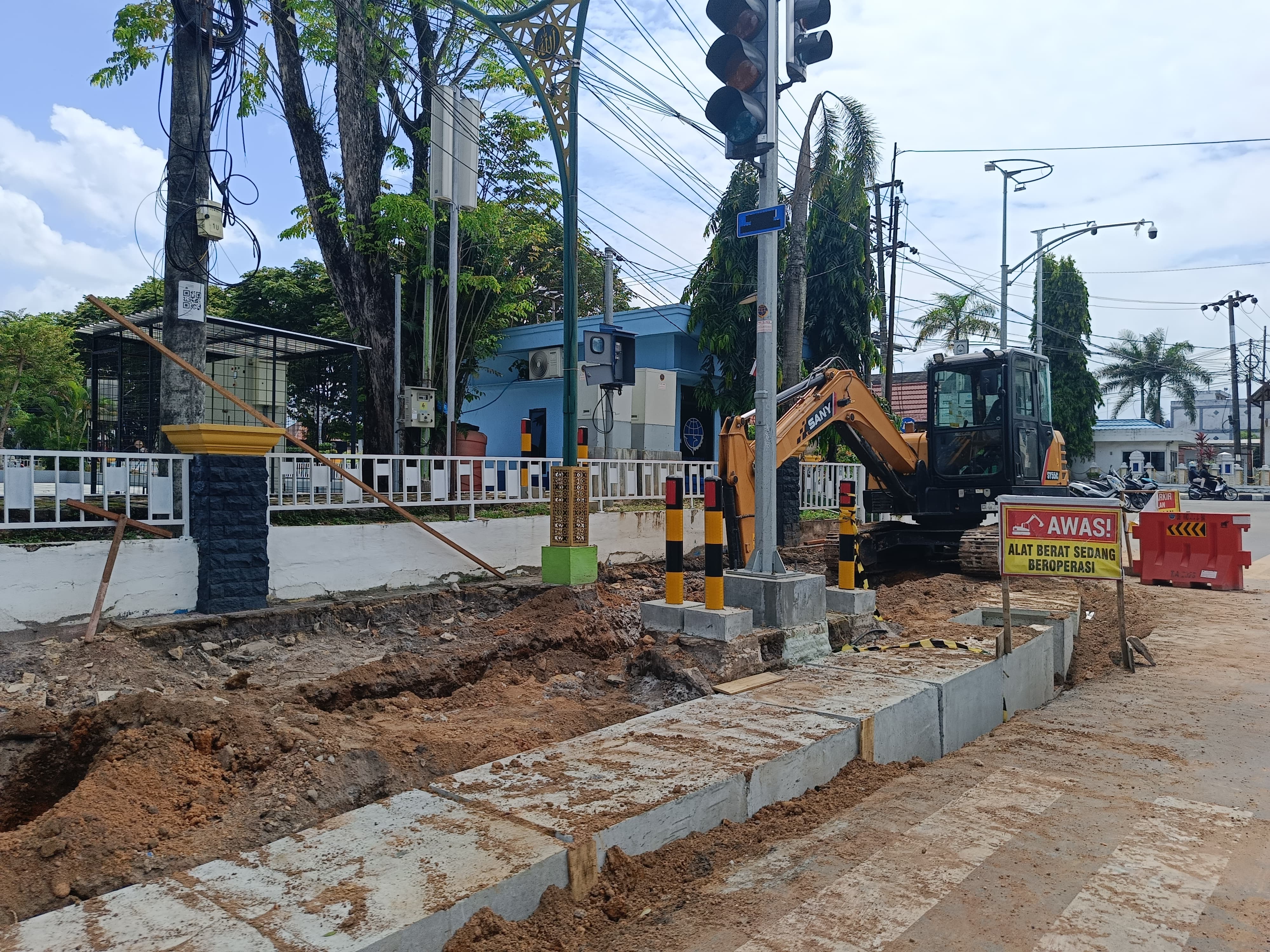 KONDISI: Pengerjaan trotoar di seputar Taman Van Der Pijl Kota Banjarbaru.