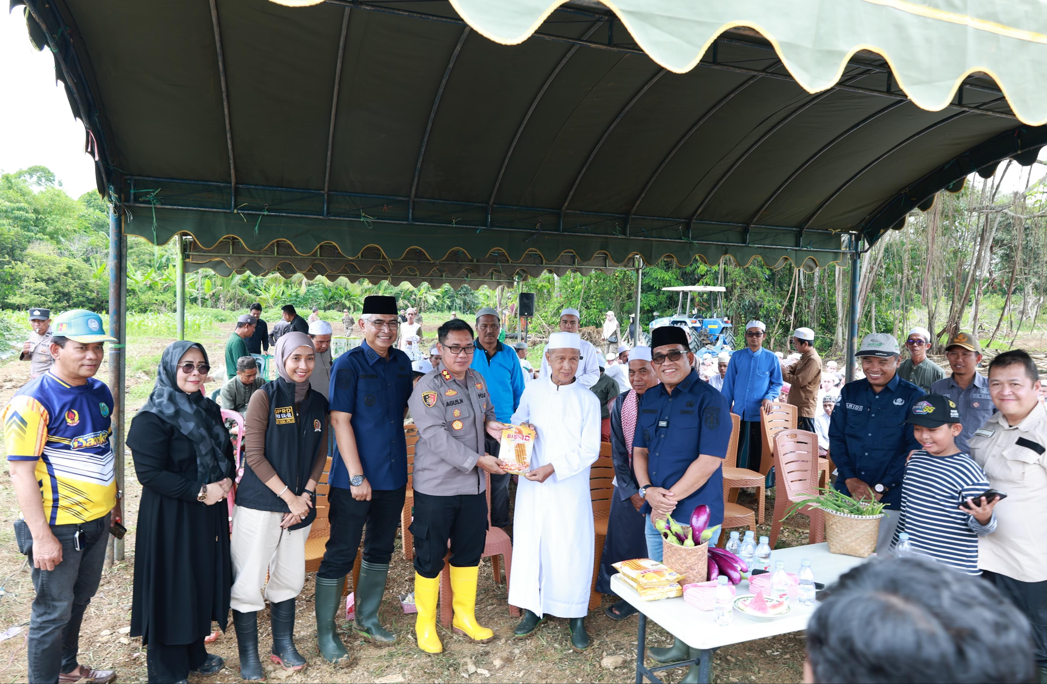 MOMEN: Kapolres HSU, AKBP Agus Nuryanto didampingi Bupati dan Wabup HSU, serta pejabat daerah, menyerahkan bibit jagung kepada pengelola Ponpes Darussalam Desa Muara Tapus.