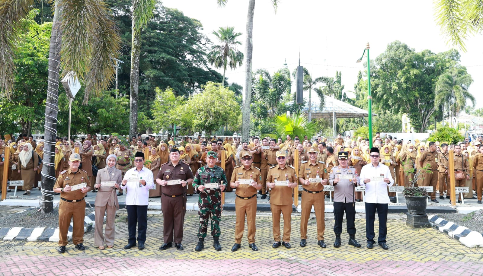 CONTOH:Bupati Kabupaten HSU, H Sahrujani foto bersama forkopimda, ASN, dan non ASN taat pajak di wilayah Kabupaten HSU di halaman Pemkab HSU, Senin (8/9/2025).