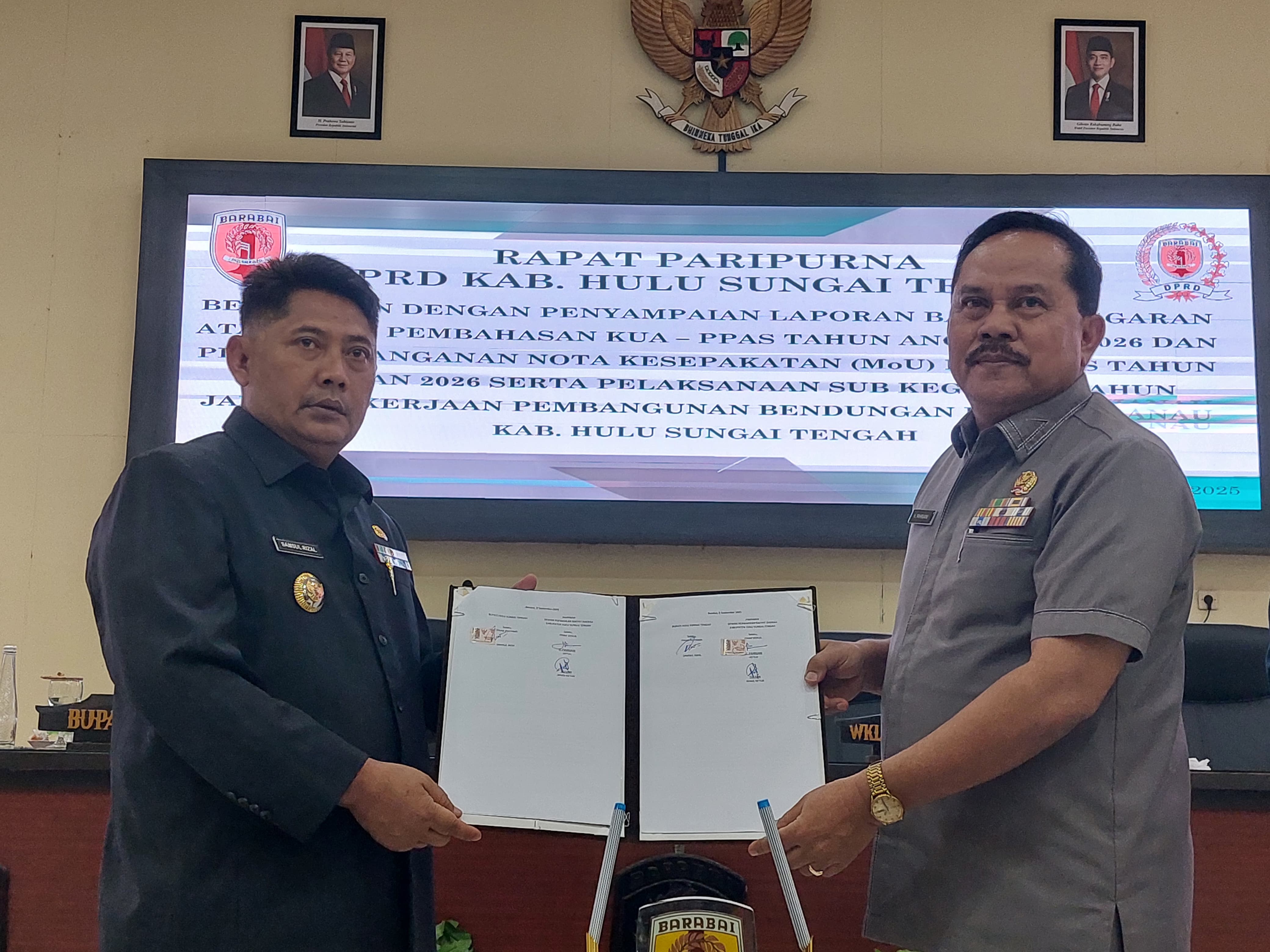 SEPAKAT:Bupati HST, Samsul Rizal (kiri) dan Ketua DPRD HST, H Pahrijani (kanan) setelah menandatangani berita acara rapat paripurna.