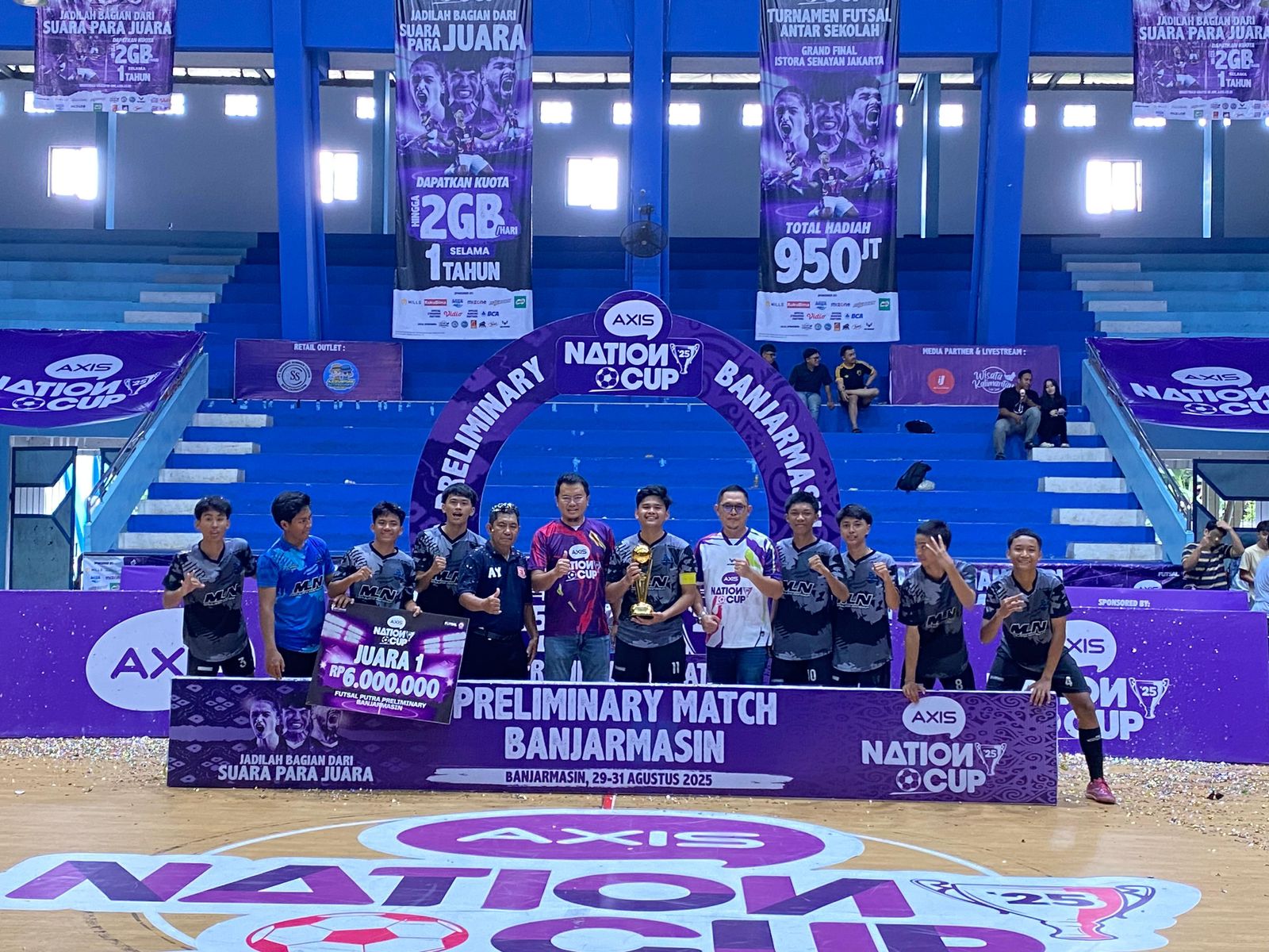 LOLOS:Head of Sales XLSMART Area Kalsel, Hurry Amar Sidqi (enam dari kiri) dan Territory Sales XLSMART Area Banjarmasin, Muhammad Mutaqin (lima dari kanan) berfoto dengan tim futsal SMAN 3 Banjarmasin