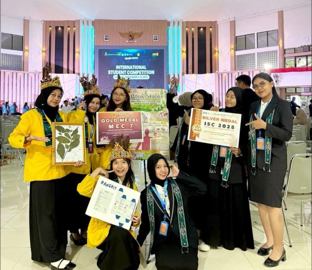 MOMEN: Tim mahasiswa Farmasi ULM berfoto bersama dosen pembimbing seusai meraih Silver Medal pada International Students Competition 2025 di Universitas Mataram.