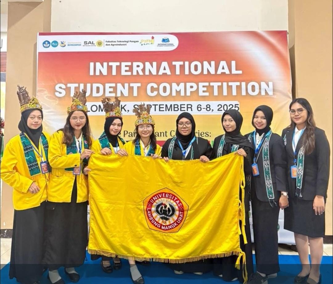 BANGGA: Cut Nadia Anne bersama tim mahasiswa Farmasi ULM seusai meraih Silver Medal pada International Students Competition 2025 di Universitas Mataram.